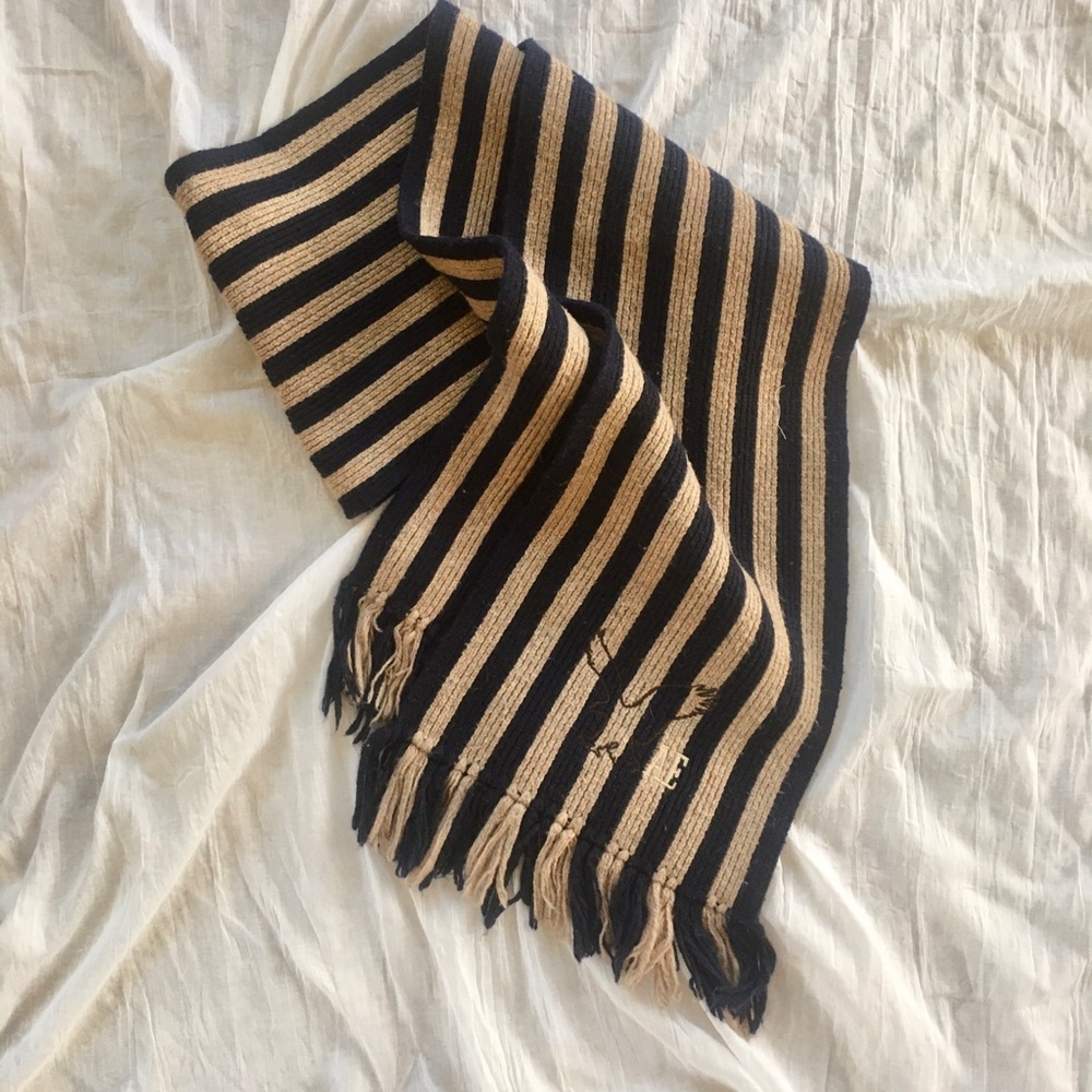 American Eagle scarf